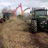Unser Xerion 3800 vor dem Holzschredder.