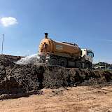 Wasserausbringung auf einer Baustelle.