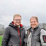 David Dettmer (links) schreibt seine Meisterarbeit über das SyreN System. Er hat hierfür bei einem Landwirt einen Versuch angelegt, der auch den Kunden des Lohnunternehmens als Präsentationsfläche dienen soll.