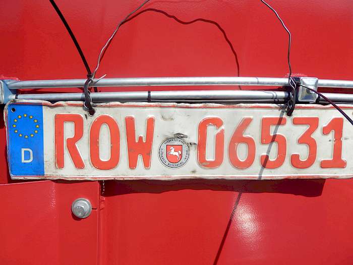 rotes Nummernschild