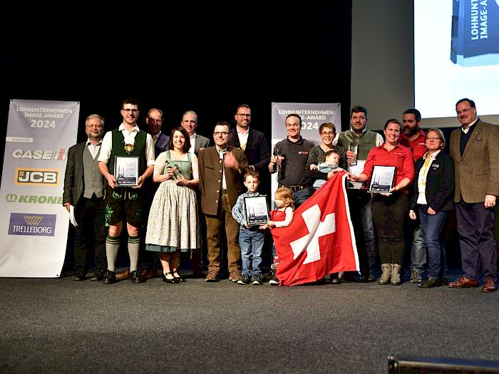 Strahlende Gesichter in großer Runde: Die Gewinner des LOHNUNTERNEHMEN Image-Award 2024 kommen aus Bayern und der Schweiz.