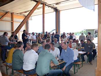 Die erste Reisestation des Tages war bei Lohnunternehmen Gebr. Makoschey in Beckdorf-Nindorf. (Foto: Carl)